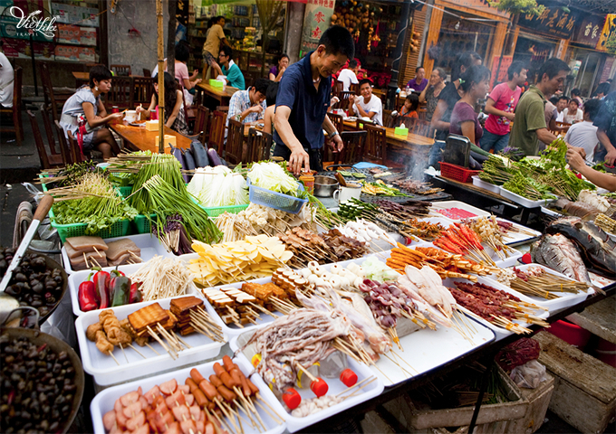 Có rất nhiều cửa hàng thực phẩm và đồ uống ở Thành phố cổ này. Hầu hết mọi gia đình đều có thể ăn các món ăn địa phương.