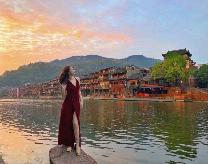 Vào mùa hè, mặc một chiếc váy mùa hè mát mẻ.