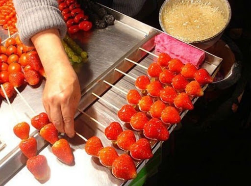Trái cây nướng Quảng Châu khá phổ biến là dâu. Cũng là dâu xiên que nhưng không xóc muối, chấm đường mà đem bọc đường rồi nướng.