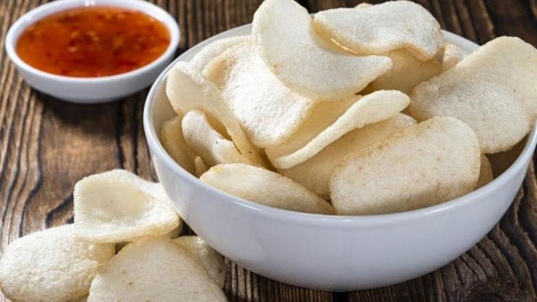 Phồng tôm Sa Giang là đặc sản Đồng Tháp làm quà giòn rụm và dễ bỏ túi mang về làm quà