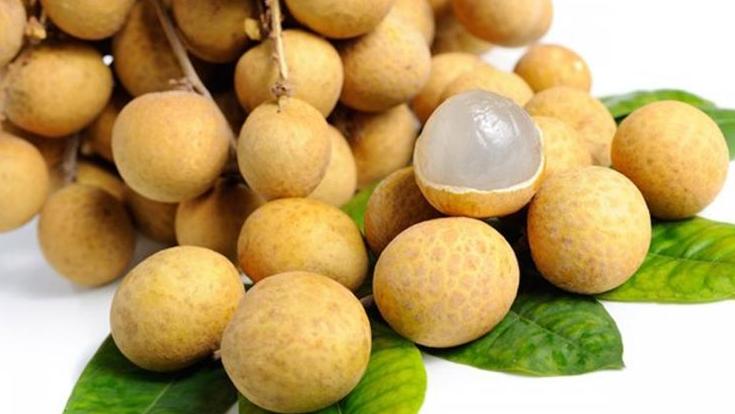 Du khách có thể chọn mua nhãn Cao Thành đóng gói cẩn thận trong thùng để mang về làm quà