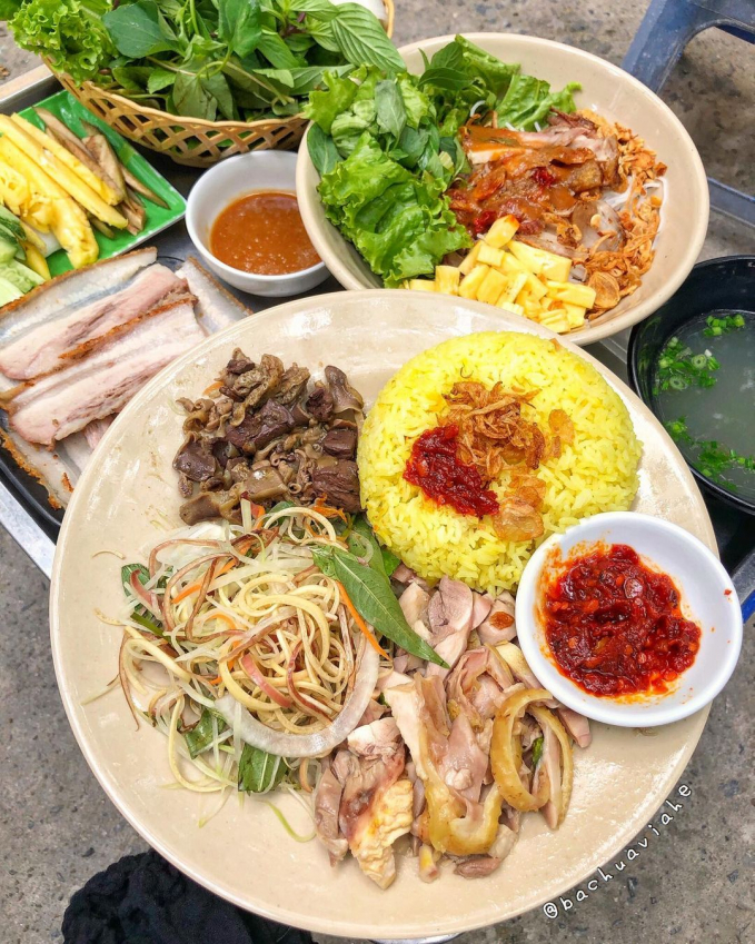 Cơm gà Hội An ở Quán Sông Hàn (Hà Nội). Anh: @bachuaviahe
