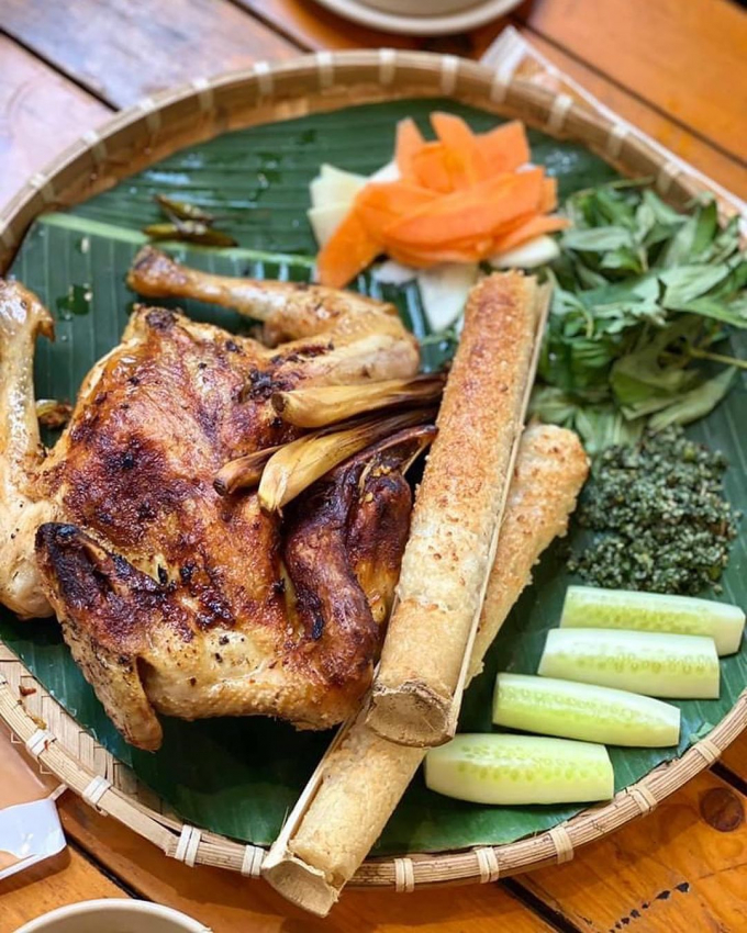 Nếu như cơm lam miền khác thường chấm với muối vừng, cơm lam Tây Nguyên sẽ dùng kèm muối lá é ớt xanh. Ảnh: @khai1428