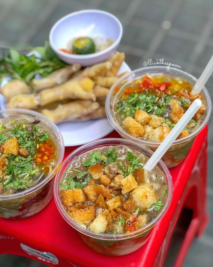 Blogger @chanlovefoods nhận xét về hàng súp cua Hoa Cúc: 'Súp tuỷ nhỏ 18 nghìn, chân gà 15 nghìn. Súp ở đây đặc quánh, đậm đà, thêm sa tế cay và dầu mè cho thơm, đặc biệt thứ mình thích nhất vẫn là vụn bánh mì chiên giòn tan ăn với súp cua hợp mà tăng độ ngon lên nhiều'. Ảnh: @chanlovefoods.