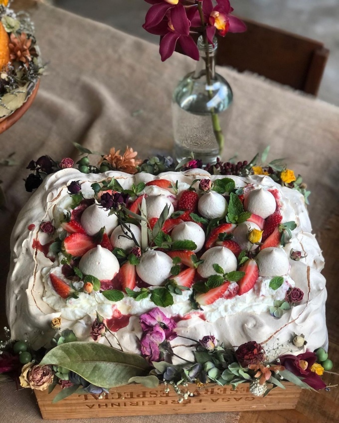 Chiếc bánh Pavlova truyền thống tinh khôi trong sắc trắng. Ảnh: @__dudaferrari