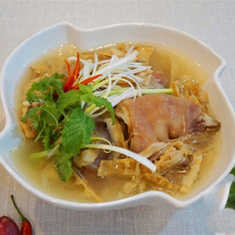 Canh măng khô.