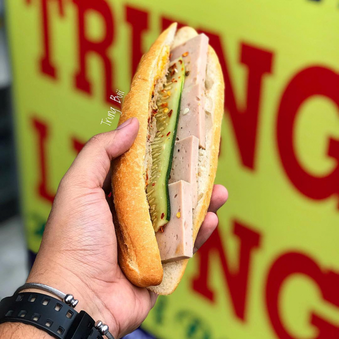 Ổ bánh mì gắn liền với nhịp sống người Việt. Ảnh: @trungbuii.