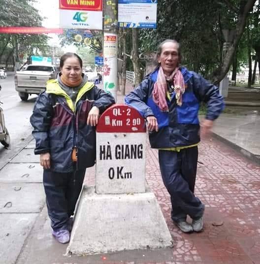Vợ chồng ông Văn chinh phục cột mốc số 0 ở tỉnh Hà Giang trong chuyến đi xuyên Viejt 16 ngày