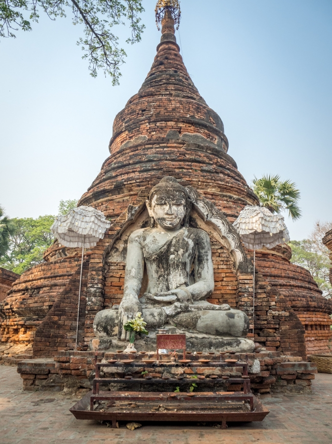 Tuyệt đối không dùng chân chỉ vào tượng Phật nhé. Ảnh: Unsplash.