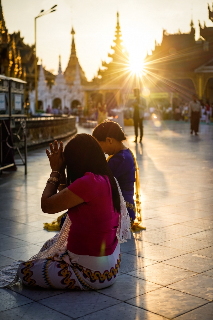 Không đi giày dép và bên trong các khu đền chùa. Ảnh: Unsplash.