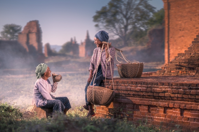 Người Myanmar rất tôn trọng người già và trẻ nhỏ. Ảnh: Unsplash.