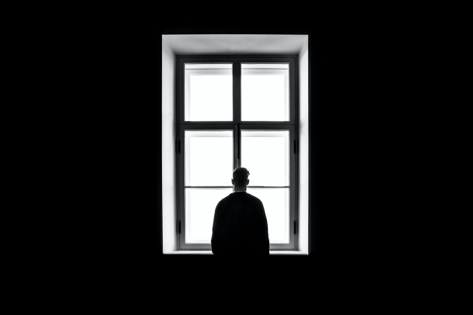 Việc chụp tương phản sẽ giúp bạn có một tấm hình thật huyền bí. Ảnh: Unsplash.