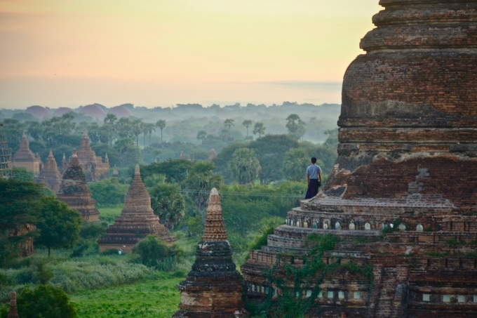 Tìm hiểu xem ngôi chùa bạn sắp đến có được phép trèo lên không nhé. Ảnh: Unsplash.