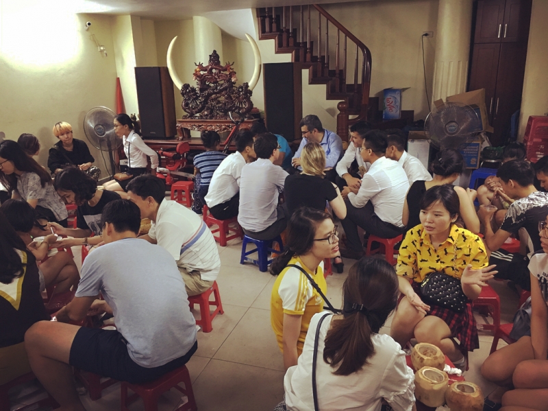 Tuy không gian quán hơi nhỏ nhưng luôn rất đông khách vì chất lượng món ăn