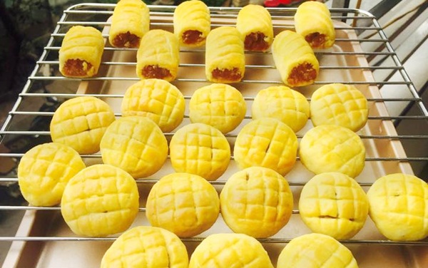 Những khay bánh dứa vừa ra lò vàng ruộm thơm ngon
