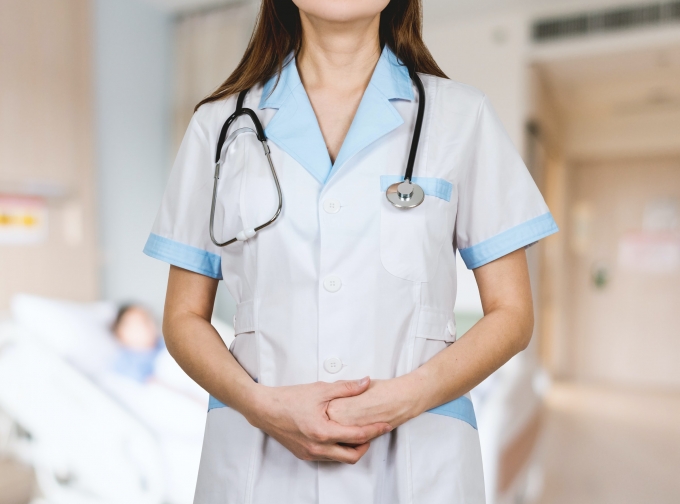 Hãy đưa những người lớn tuổi đi kiểm tra sức khỏe để đảm bảo một chuyến đi trọn vẹn. Ảnh: Unsplash.