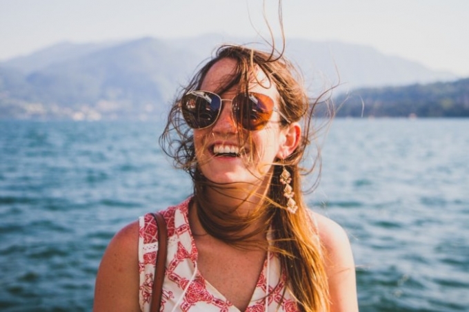 Lưu ý chất liệu của khuyên tai. Ảnh: Unsplash.