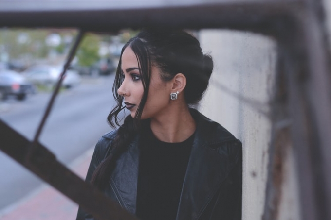 Những chiếc khuyên tai nhỏ xinh phù hợp với mọi kiểu dáng khuôn mặt. Ảnh: Unsplash.
