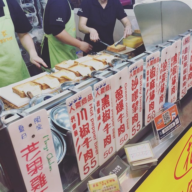Hàng bánh mỳ trong chợ ẩm thực lúc nào cũng trong trạng thái đông khách