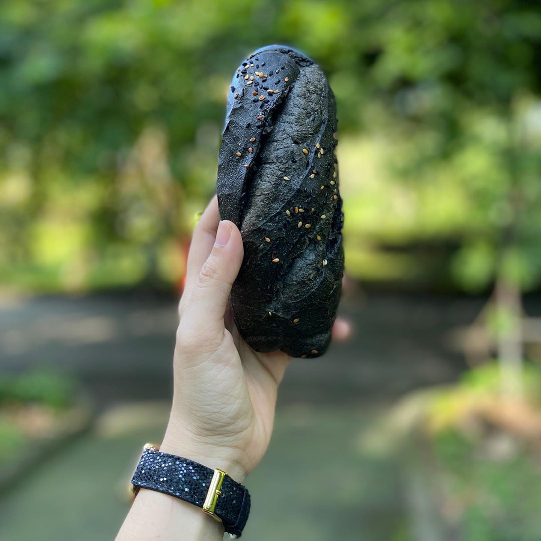 Món bánh mì than tre gây xôn xao cư dân mạng trong thời gian gần đây. Ảnh: _leevivian_.
