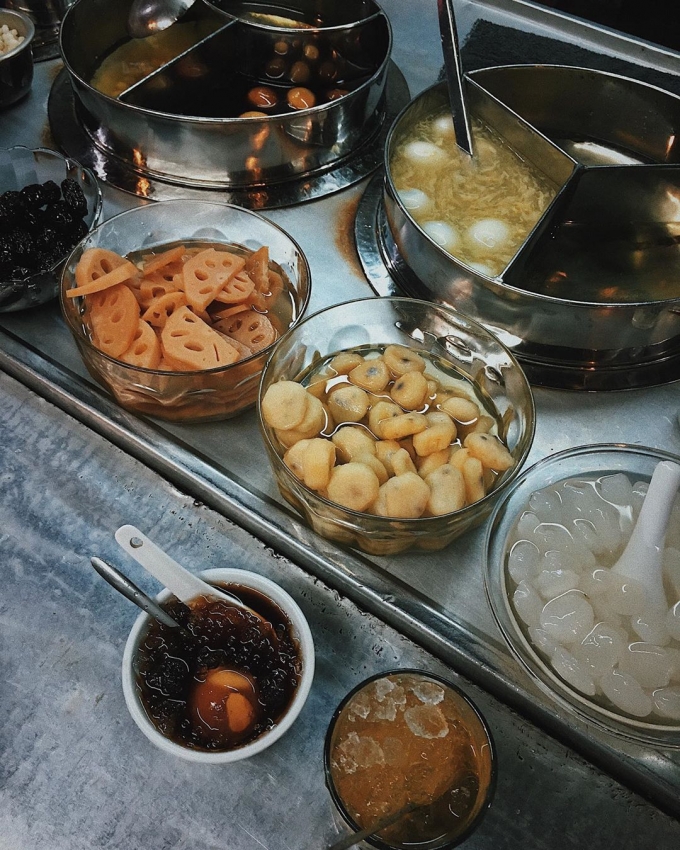 Một ly sâm bổ lượng đúng chuẩn gồm có nhãn nhục, bo bo, phổ tai, táo tàu, hoài sơn ăn kèm với nước đường và đá bào mang đến vị thanh mát. Nguồn: @linnglingg