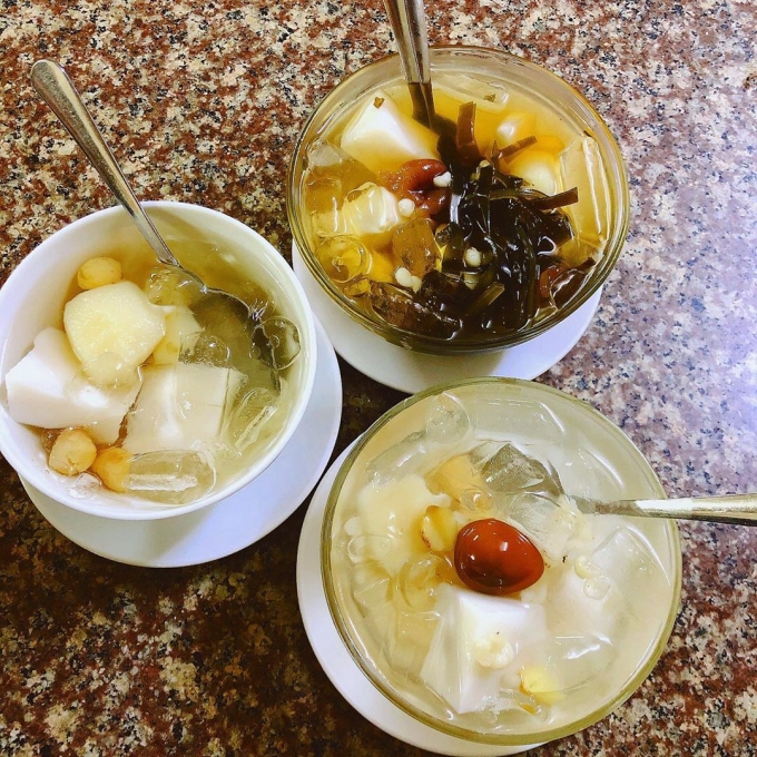 Ngoài ăn không bạn còn có thể kết hợp cùng các loại chè khác tạo ra hương vị mới lạ cho món đậu hũ hạnh nhân. Nguồn: @something_food_09