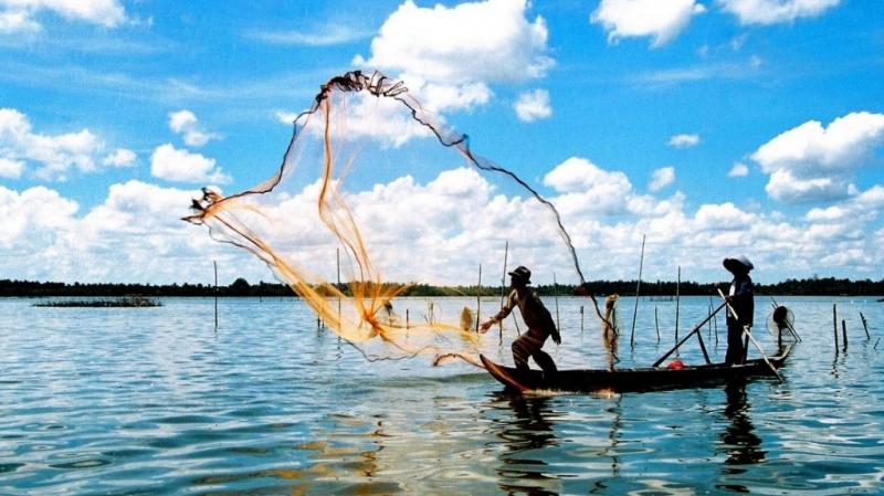 Cảnh chài lưới trên đầm Thị Tường Ảnh: NGUYỄN VĂN HIẾU