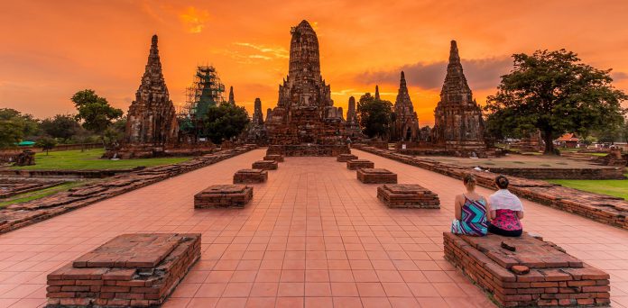 Hoàng hôn lãng mạn ở Đền Wat Ratchaburana