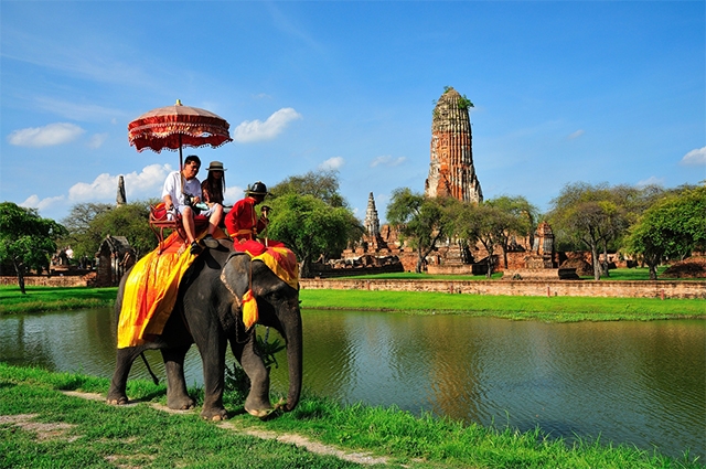 Cưỡi voi tham quan Ayutthaya Elephant Palace khá là thú vị và được du khách yêu thích tại đây