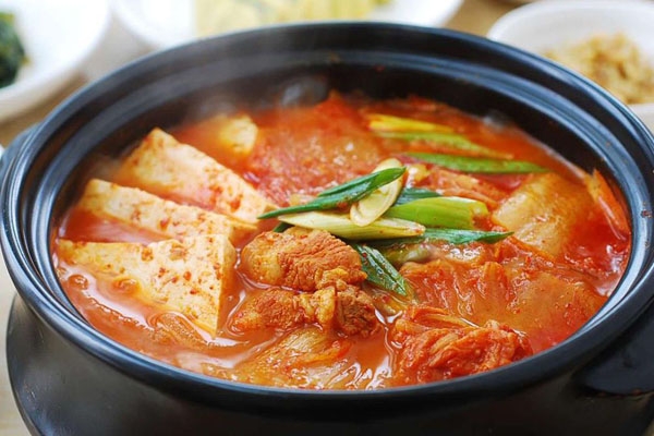 Tô miến kim chi nóng hổi vừa thổi vừa ăn
