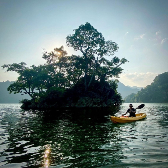 Chèo kayak view đẹp tại Hồ Ba Bể (Bắc Kạn)