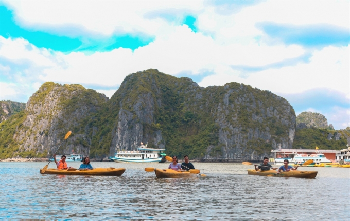 Chèo kayak view đẹp tại Hạ Long (Quảng Ninh)