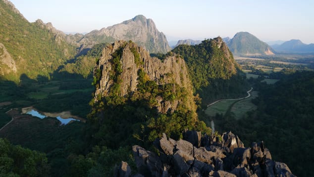 Những ngọn núi đá vôi hùng vĩ được ví như xương sống của khủng long tại vùng đất Vang Vieng. Ảnh: CNN