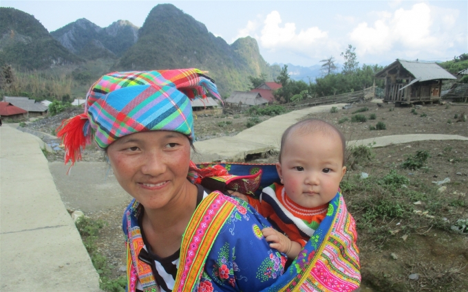 Mẹ con trên bản Tủa Sín Chải