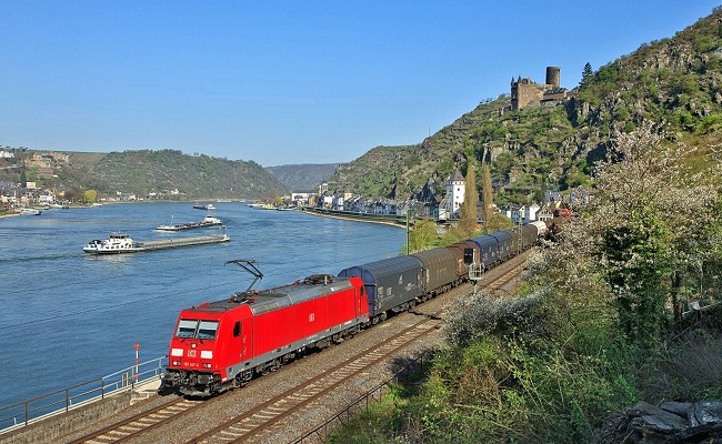 Những đường tàu dọc sông Rhine (đặc biệt là ở Đức) cho phép bạn nhìn ngắm thiên nhiên một cách hoàn hảo nhất Ảnh: deviet.vn