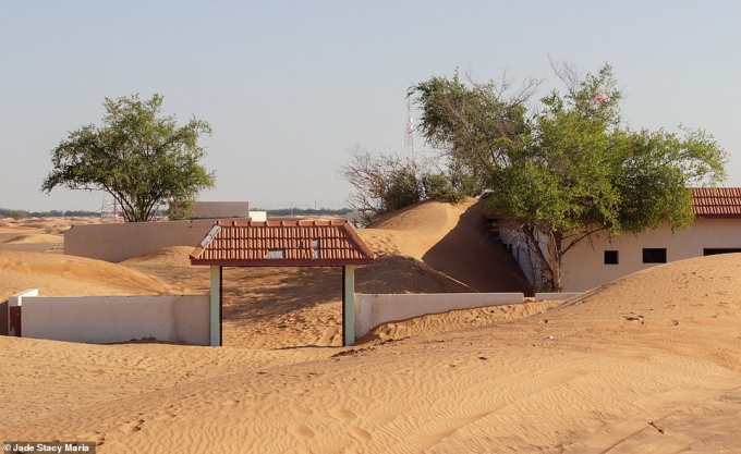 Khám phá ngôi làng bị chôn trong bão cát ngay sát Dubai