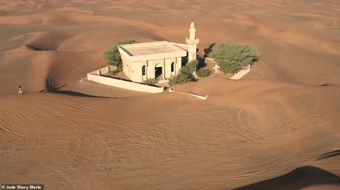 Cách trung tâm Dubai khoảng 61 km, du khách có thể ghé thăm Al Madam - một ngôi làng bị chôn trong bão cát và bỏ hoang