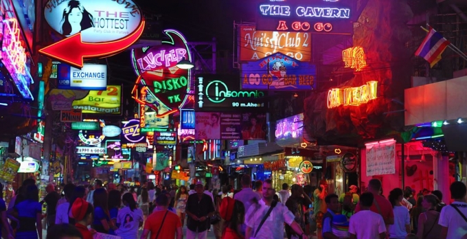 Ở đây sẽ có những khu phố mà đôi khi bạn lầm tưởng đó là “phố đèn đỏ”. Nên khi đến với Pattaya, việc nhìn thấy những cô gái ăn mặc có phần mát mẻ là điều khó tránh khỏi