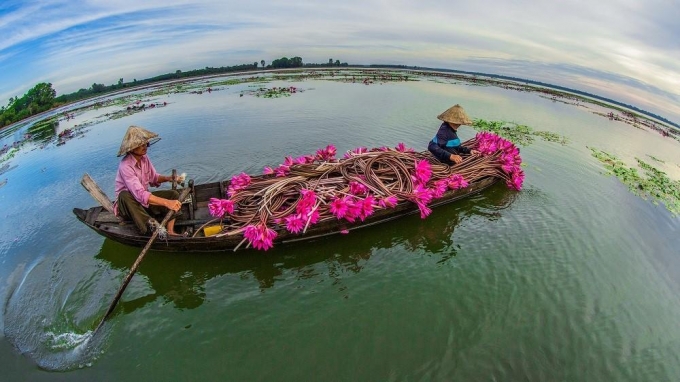 Lòng hồ có các ốc đảo tự nhiên được người dân địa phương đặt cho những cái tên dân dã, như đảo Xỉn, đảo Trảng, đảo Đồng Bò…