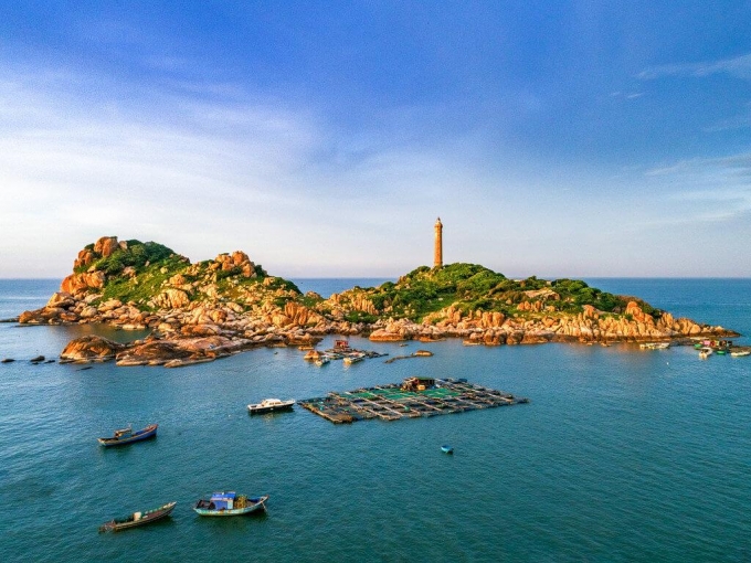 Mũi Kê Gà, hay tên đúng phải là Khe Gà, là một hòn đảo nhỏ chỉ có diện tích hơn 6 ha nhưng lại được đánh giá là có cảnh quan đẹp nhất vùng biển phía nam thành phố Phan Thiết