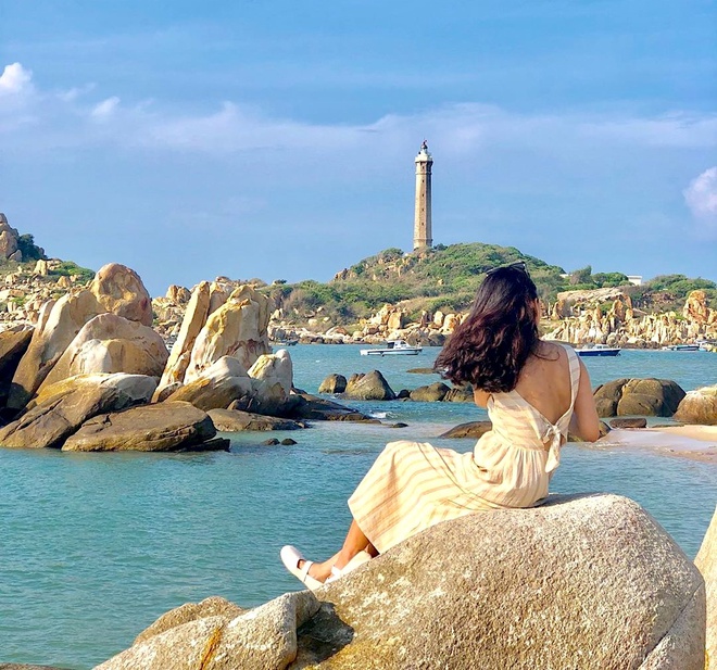 Từ xa, mọi người có thể quan sát và nhìn thấy ngọn hải đăng cao vút giữa hòn đảo nằm tách biệt hoàn toàn với đất liền, công trình này được làm chủ yếu bằng đá hoa cương nên mang tính nghệ thuật cao