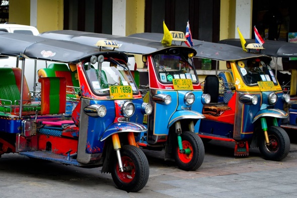 Songthaews và tuktuk cũng là phương tiện di chuyển trong thành phố được nhiều người dân sử dụng