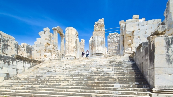 Ngôi đền lịch sử Apollo – Delphi lần đầu tiên được xây dựng vào thế kỉ thứ 7 trước công nguyên với lối kiến trúc Doric Hy Lạp độc đáo