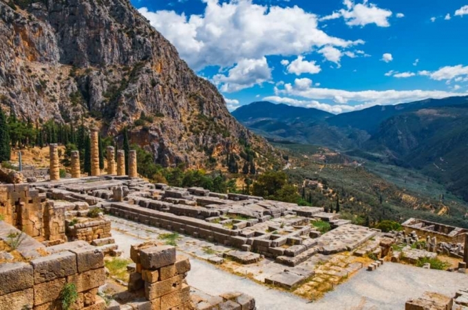 Đôi nét về đền thờ thần Apollo ở Delphi