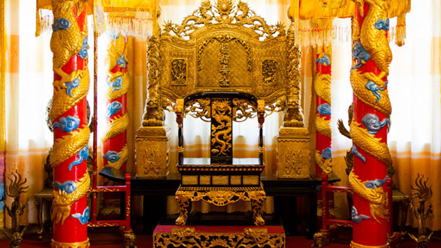 Ngai vàng trưng bày trong dinh Bảo Đại