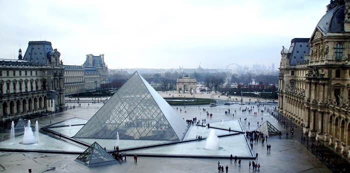 Louvre chứa 380.000 tác phẩm di sản quý giá của con người cũng như trưng bày 35.000 tác phẩm nghệ thuật