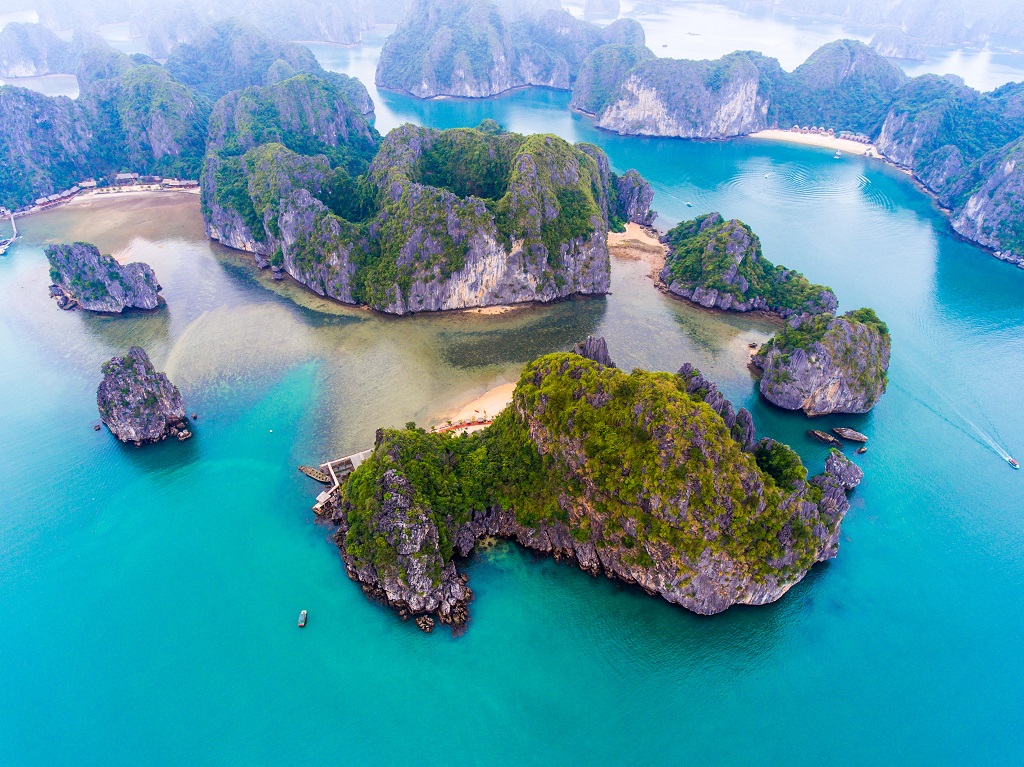 Cát Bà là một huyện đảo cách trung tâm thành phố Hải Phòng khoảng 9km