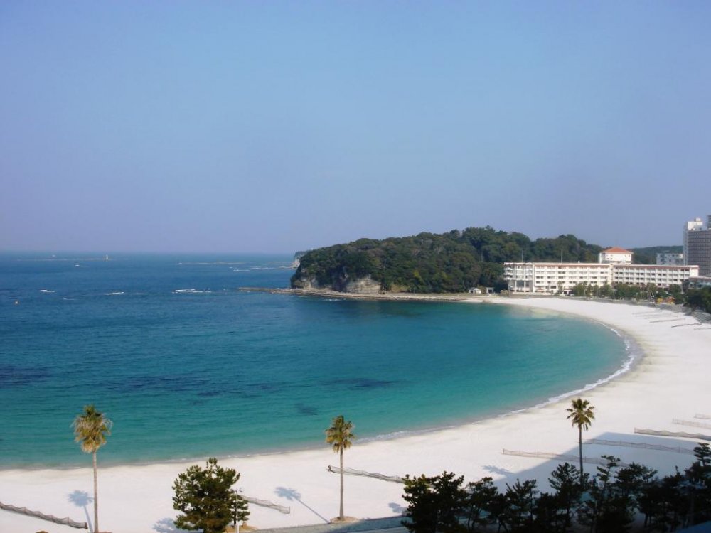 Shirahama nằm dọc đường bờ biển bán đảo Izu, phía tây nam thủ đô Tokyo
