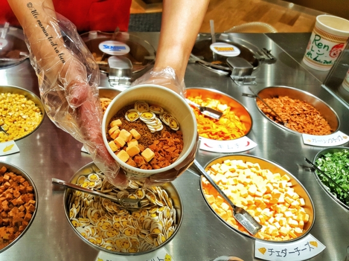 Du khách cũng có cơ hội khám phá cách làm mì ăn liền, từ công đoạn đầu tiên tới khi tạo ra được những vắt mì hoàn chỉnh. Ảnh: Vice.