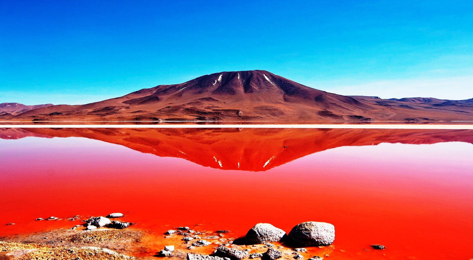 Hồ nước đỏ ở Bolivia khiến du khách ngỡ như lạc tới một thế giới khác